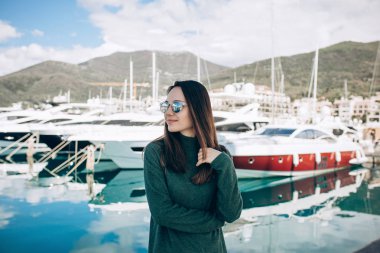 Yat yakınındaki güzel kız