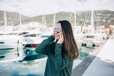 güzel kızın cep telefonundan konuşuyor