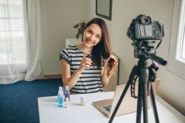 Bir moda blogger'ı videoyu kaydeder