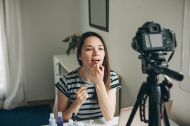Güzellik blogger nasıl makyaj yapmak gösterir