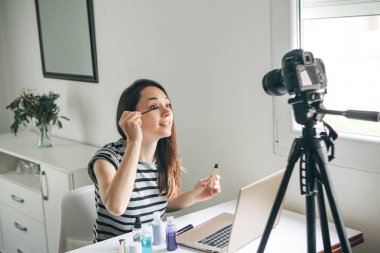Güzellik blogger nasıl makyaj yapmak gösterir