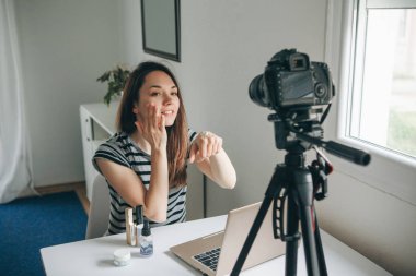 Güzellik blogger nasıl makyaj yapmak gösterir