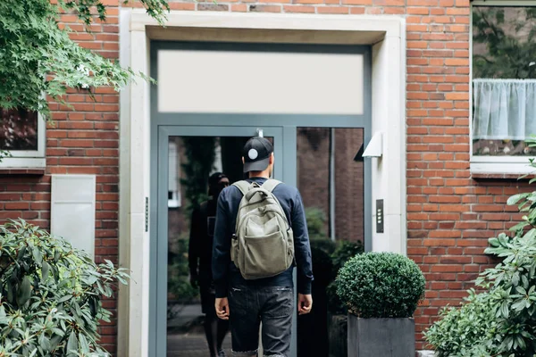 Il turista o lo studente con lo zaino . — Foto Stock