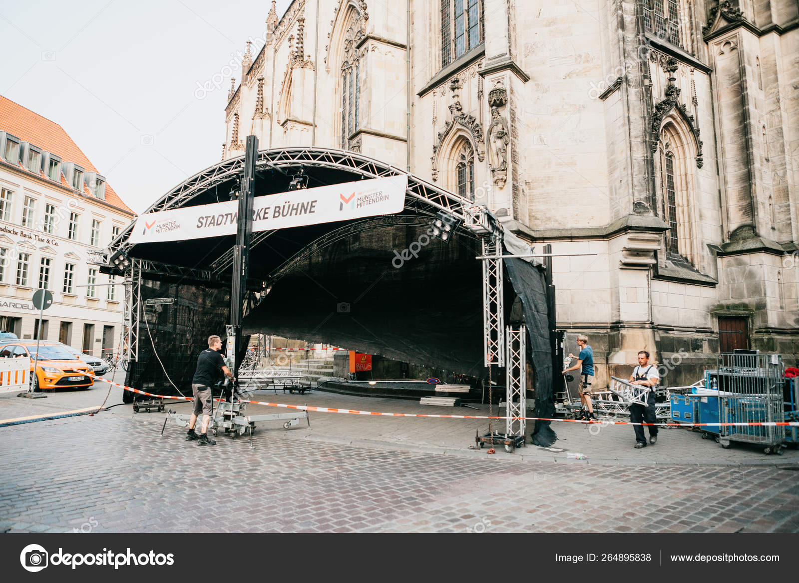 Arbeiter Bauen Buhne Fur Ein Konzert Redaktionelles Stockfoto C Fransz