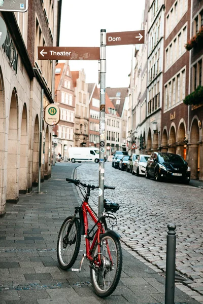 Widok na ulicę miasta w Muenster w Niemczech — Zdjęcie stockowe