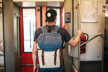 Turist adam trende sürmek