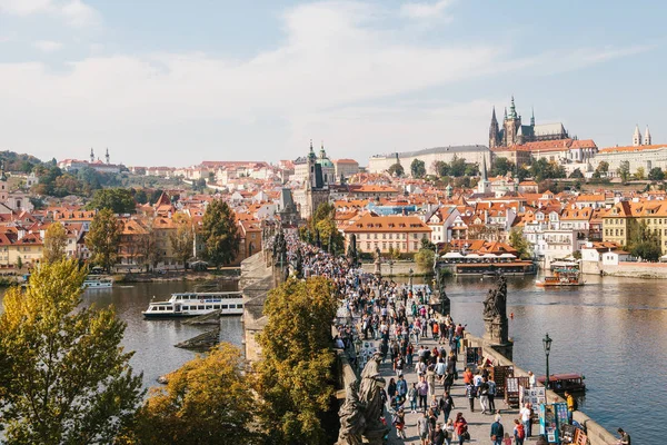 Vackra Flygfoto över Karlsbron i Prag i Tjeckien. — Stockfoto
