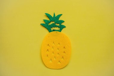 Sarı bir arka plan üzerinde keçe sarı ananas.