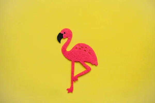 Simțit flamingo roz pe un fundal galben . — Fotografie, imagine de stoc
