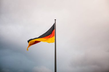 Gökyüzüne karşı Alman ulusal bayrak