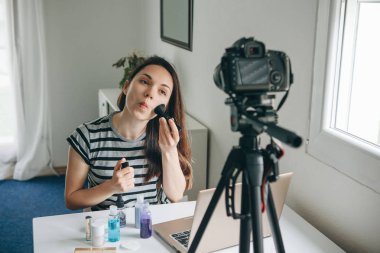 Güzellik blogger nasıl makyaj yapmak gösterir