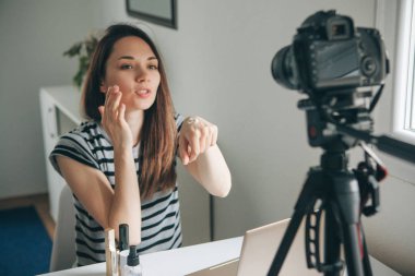 Güzellik blogger nasıl makyaj yapmak gösterir