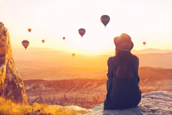 Vrouw bewondert vliegende ballonnen — Stockfoto