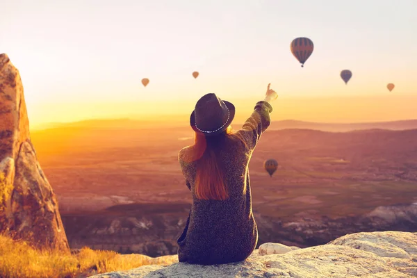 Vrouw bewondert vliegende ballonnen — Stockfoto