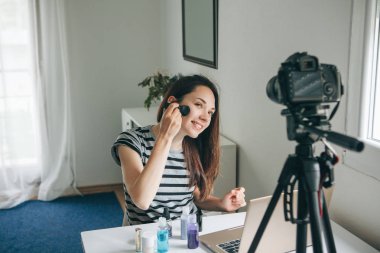 Güzellik blogger nasıl makyaj yapmak gösterir