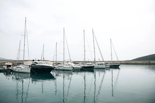 Hermosa vista de los yates . — Foto de Stock