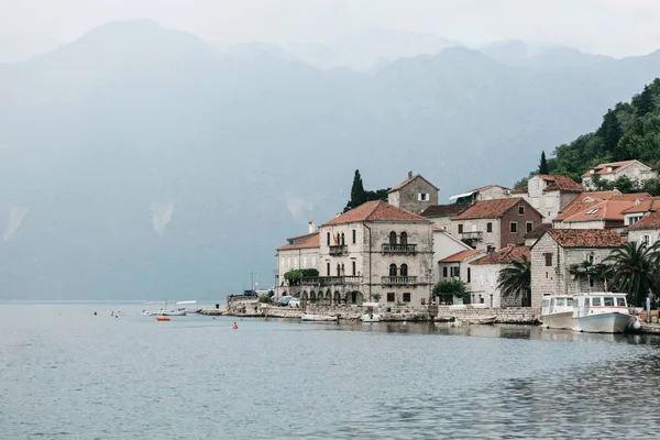 Karadağ'da Perast'ın güzel manzarası.