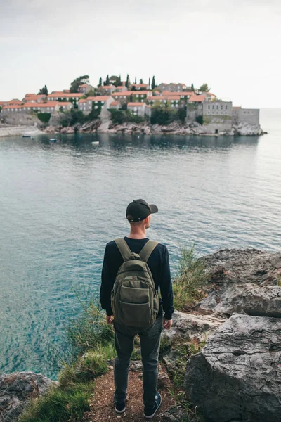 Turista s batohu u moře — Stock fotografie