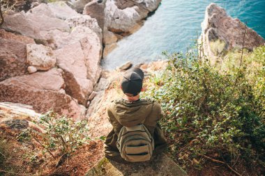 Denize yakın bir sırt çantası ile Turist