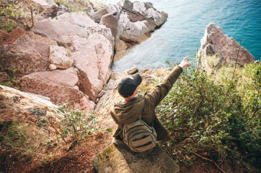 Denize yakın bir sırt çantası ile Turist