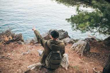Denize yakın bir sırt çantası ile Turist