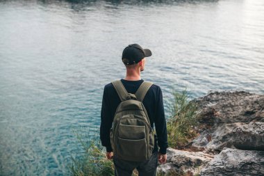 Denize yakın bir sırt çantası ile Turist