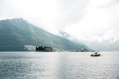 Kotor Körfezi güzel görünümü.
