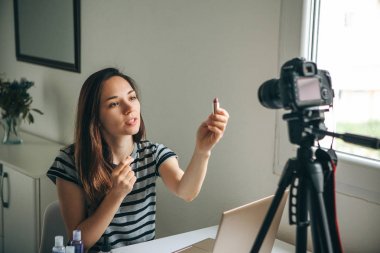 Bir moda blogger'ı videoyu kaydeder