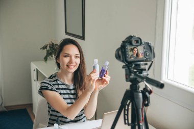 Güzellik blogger nasıl makyaj yapmak gösterir