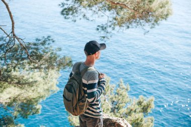 Denize yakın bir sırt çantası ile Turist