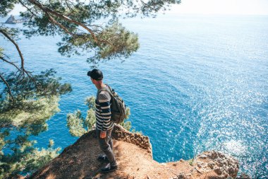 Denize yakın bir sırt çantası ile Turist