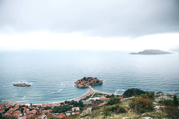 Hermosa vista de la isla de Sveti Stefan en Montenegro — Foto de Stock