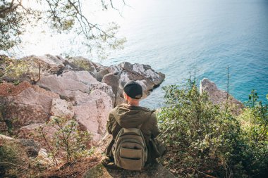 Denize yakın bir sırt çantası ile Turist