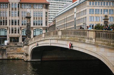 Berlin'de Spree Nehri üzerinde Köprü