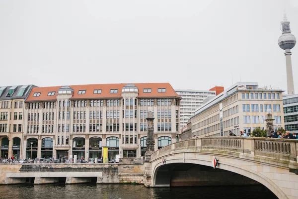 Överbrygga över floden Spree i Berlin — Stockfoto