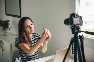 Bir moda blogger'ı videoyu kaydeder