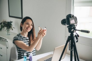 Güzellik blogger nasıl makyaj yapmak gösterir