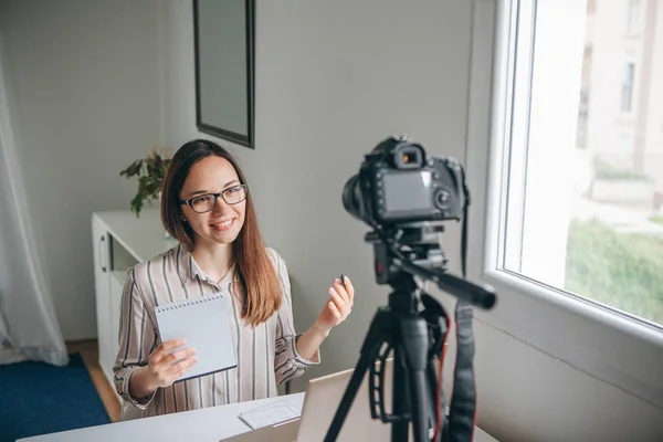 Girl blogger records video. — Stock Photo, Image