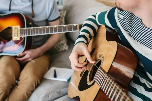 Aprender a tocar guitarra. — Fotografia de Stock