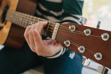 Gitar çalmayı öğreniyorum..