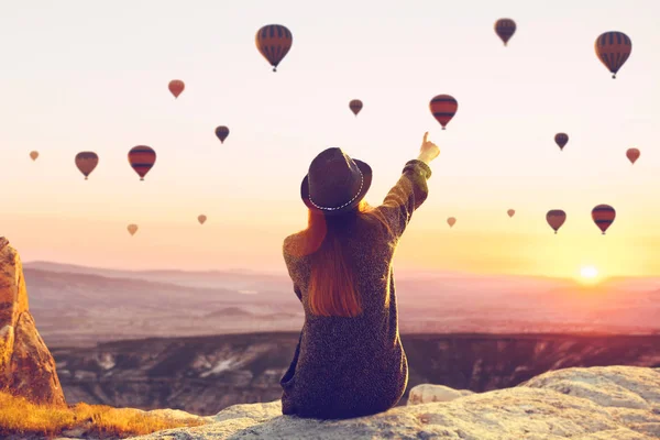 Vrouw bewondert vliegende ballonnen — Stockfoto