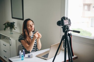 Bir moda blogger'ı videoyu kaydeder