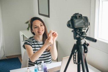Güzellik blogger nasıl makyaj yapmak gösterir
