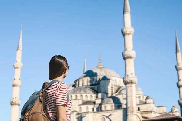 Turista perto da mesquita azul em Istambul . — Fotografia de Stock