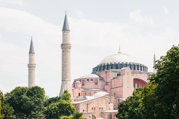 Piękny widok na świątynię Hagia Sophia w Stambule. — Zdjęcie stockowe