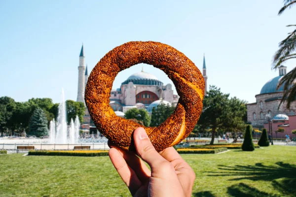 Турецкий бублик быстрого питания под названием Simit — стоковое фото