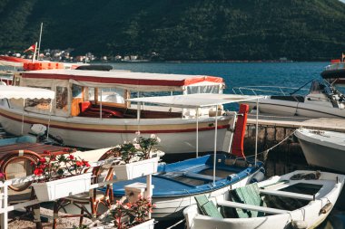 Birçok tekne kıyıda demirlemiş.