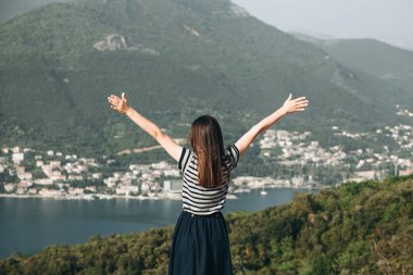 Kız ellerini kaldırır..