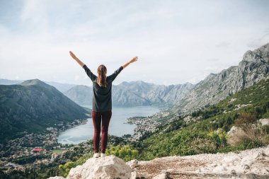 Kız ellerini kaldırır..