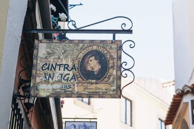 Hediyelik eşya dükkanını imzala.